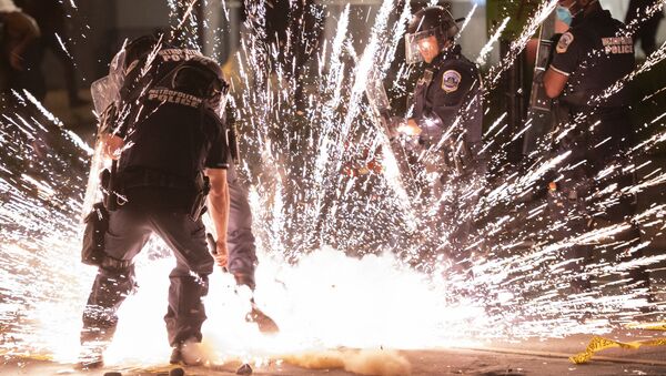Експлозија протестних петарди бачена у Вашингтон - Sputnik Србија