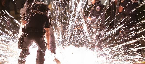 Eksplozija protestnih petardi bačena u Vašington - Sputnik Srbija