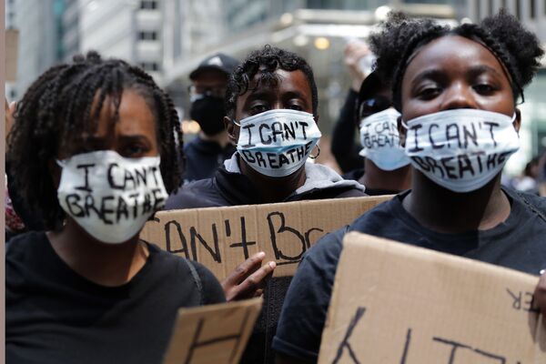 Maskirani demonstranti sa natpisima „Ne mogu da dišem“ na ulici u Čikagu tokom protesta 30. maja. - Sputnik Srbija