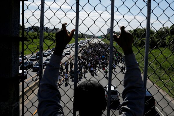Демонстранти у скупу против убиства Џорџа Флојда у Минеаполису у Минесоти, Сједињене Државе, 31. маја 2020. - Sputnik Србија