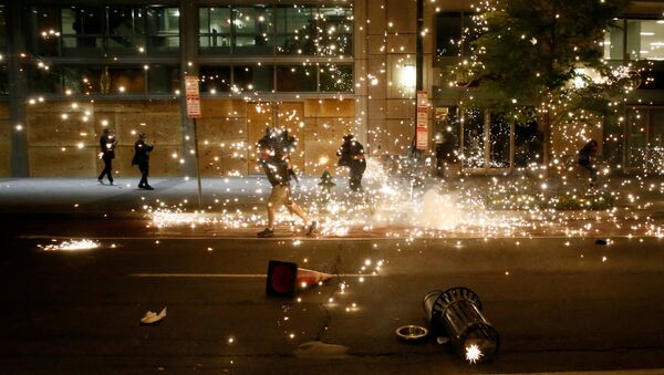 Policija rasteruje demonstrante tokom protesta usred nemira u zemlji nakon smrti Afroamerikanca Džordža Flojda u Mineapolisu, u Vašingtonu, 31. maja 2020. godine. - Sputnik Srbija