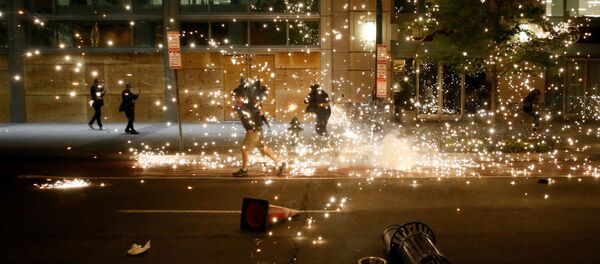 Полиција растерује демонстранте током протеста усред немира у земљи након смрти Афроамериканца Џорџа Флојда у Минеаполису, у Вашингтону, 31. маја 2020. године. - Sputnik Србија