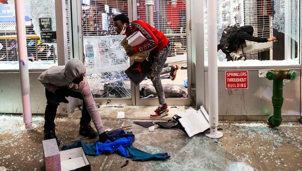 Pljačkanje prodavnice tokom protesta na Menhetnu u Njujorku, SAD, 1. juna 2020.  - Sputnik Srbija