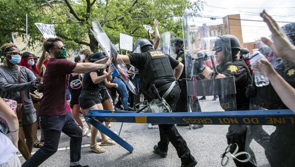 Sukob demonstranata i policije na protestu u Južnoj Karolini - Sputnik Srbija