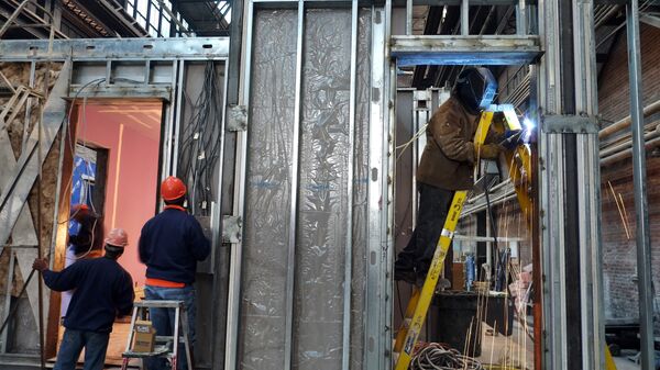 Radnici grade modularnu stambenu jedinicu u fabrici u Njujorku - Sputnik Srbija