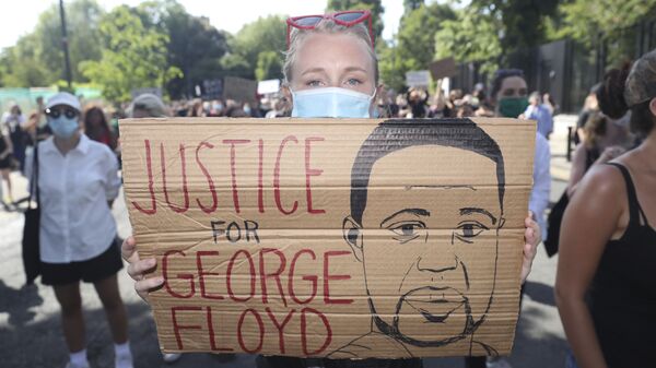 Protest ispred američke ambasade u Dablinu, zbog ubistva afroamerikanca Džordža Flojda - Sputnik Srbija