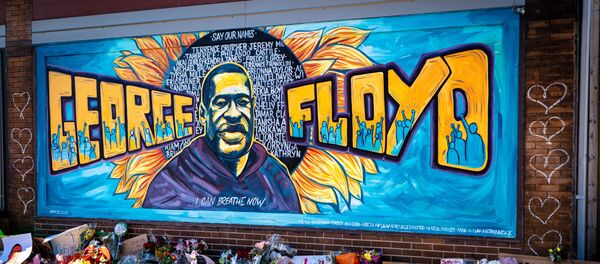 Графит у Минеаполису посвећен Џорџу Флојду, који је убијен током хапшења - Sputnik Србија