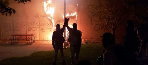 Protesti u Mineapolisu posle ubistva Afroamerikanca Džordža Flojda - Sputnik Srbija