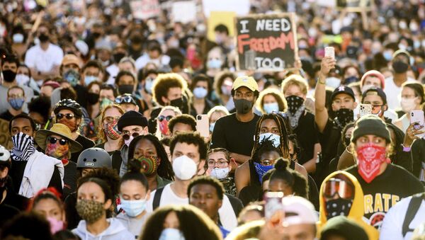Nekoliko hiljada demonstranata okupilo se u ponedeljak, 1. juna 2020. godine u Ouklandu, Kalifornija, u znak protesta zbog smrti Džordža Flojda. - Sputnik Srbija