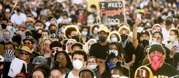 Nekoliko hiljada demonstranata okupilo se u ponedeljak, 1. juna 2020. godine u Ouklandu, Kalifornija, u znak protesta zbog smrti Džordža Flojda. - Sputnik Srbija