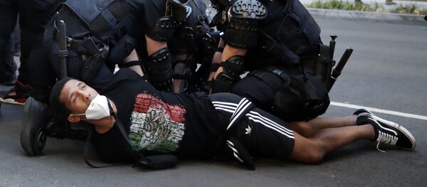 Privođenje demonstranata u blizini Bele kuće u Vašingtonu - Sputnik Srbija