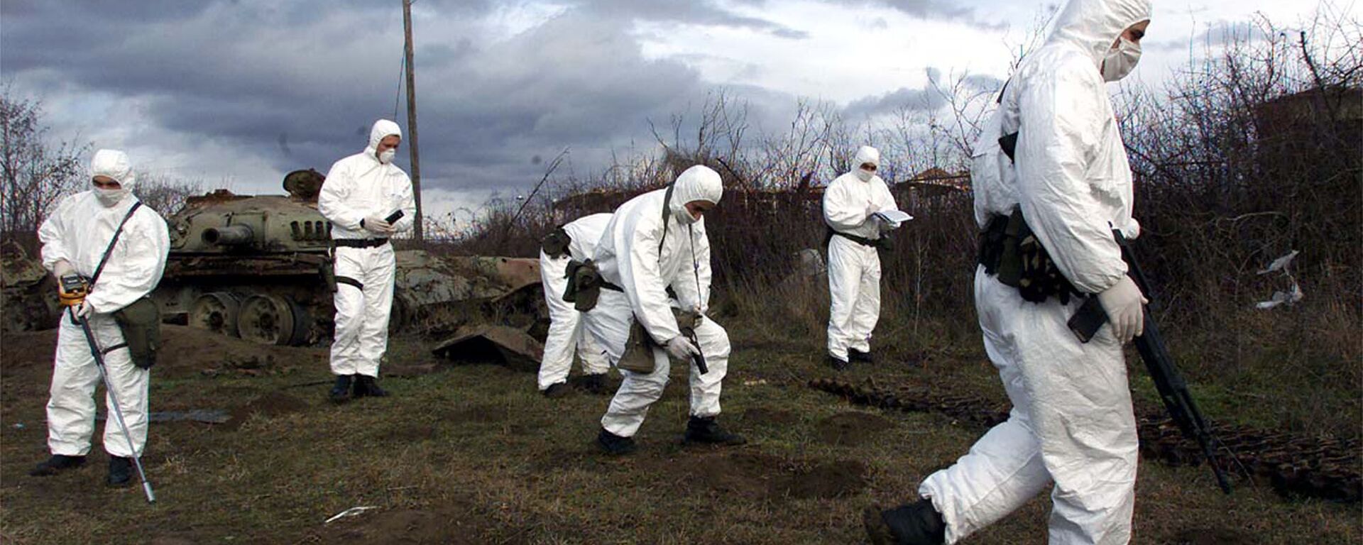 Португалски и италијански војници КФОР мере радијацију у Клини 2001. после НАТО агресије - Sputnik Србија, 1920, 21.03.2023