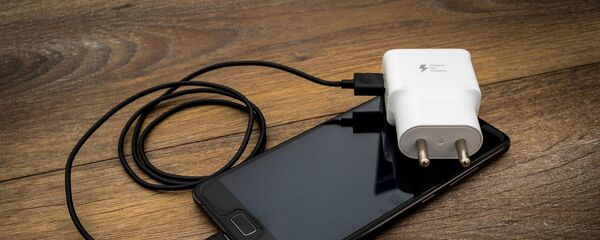 Пуњење телефона, пуњач за телефон - Sputnik Србија