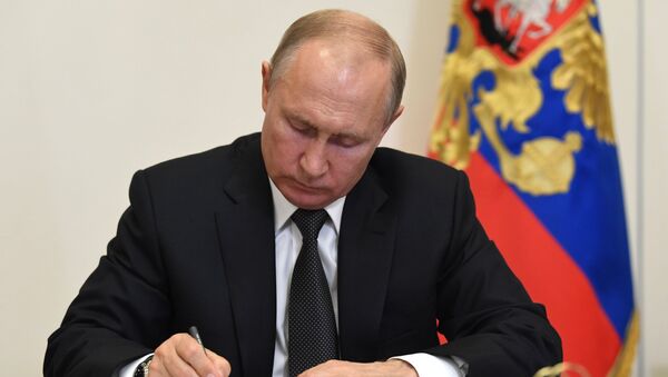 Ruski predsednik Vladimir Putin tokom potpisuje ukaze - Sputnik Srbija