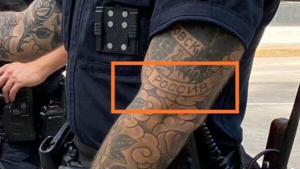 Policajac sa tetovažom Rusije - Sputnik Srbija