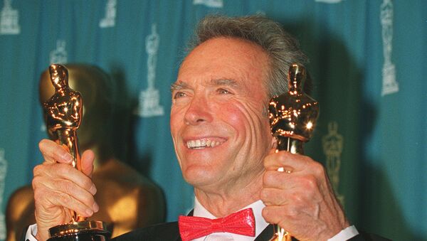 Клинт Иствуд са два освојена Оскара за најбољи филм Неопроштено и режију. - Sputnik Србија