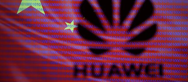 Лого Хуавеj на позадини кинеске заставе - Sputnik Србија
