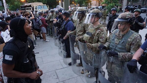 Протести у Вашингтону, демонстранти испред полицијског кордона - Sputnik Србија