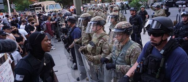 Протести у Вашингтону, демонстранти испред полицијског кордона - Sputnik Србија