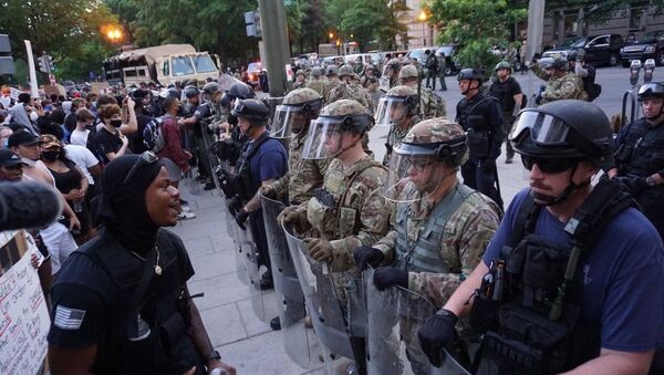 Протести у Вашингтону, демонстранти испред полицијског кордона - Sputnik Србија