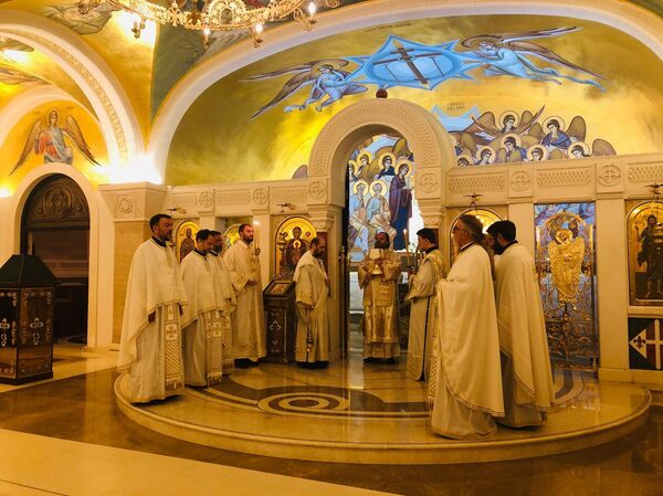 Отац Момо сад и на небесима помало ред заводи /видео, фото/ - Sputnik Србија