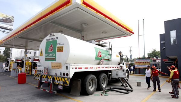 Naftna cisterna na benzinskoj pumpi u Sapopanu u Meksiku - Sputnik Srbija