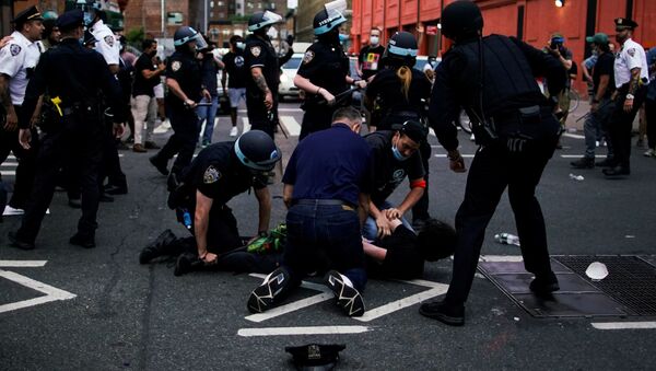 Полицајци приводе демонстранта на протестима у Њујорку - Sputnik Србија
