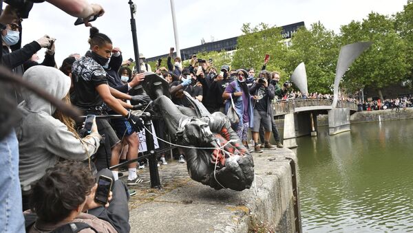 Демонстранти у Бристолу бацају у реку статуу трговца робљем - Sputnik Србија