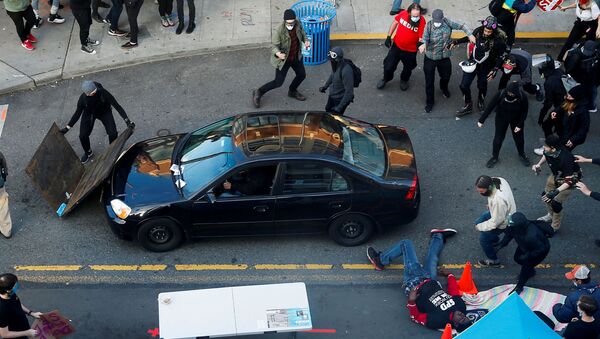 Аутомобил улеће међу демонстранте у Сијетлу на протестима против полицијске бруталности - Sputnik Србија