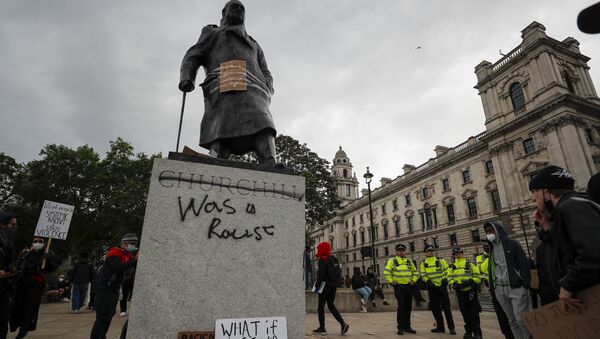 Na spomeniku Vinstonu Čerčilu u Londonu ispisana poruka „bio je rasista“ - Sputnik Srbija