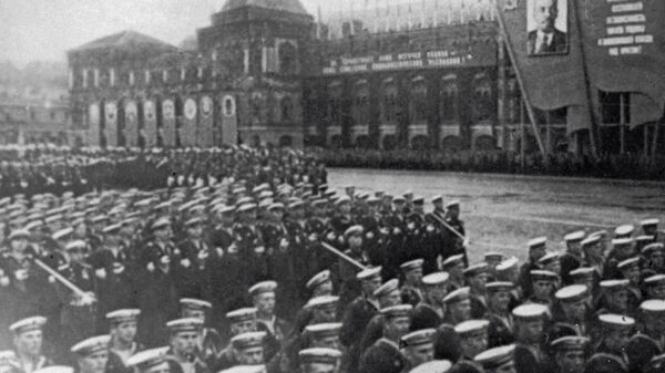 Svečani defile vojnika kombinovanih pukova na Crvenom trgu 24. juna 1945. - Sputnik Srbija