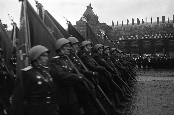 Nosioci barjaka i obeležja pukova na Paradi pobede na Crvenom trgu, 24. juna 1945. - Sputnik Srbija
