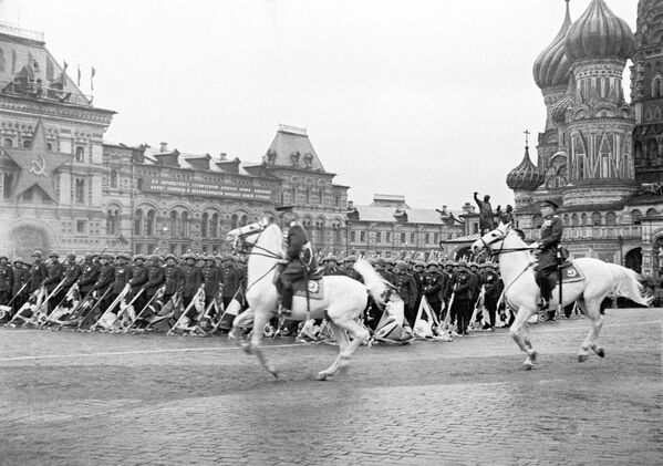 Paradu na Crvenom trgu 24. juna 1945. godine vodio je maršal Sovjetskog Saveza Georgij Žukov. Paradom je komandovao maršal Konstantin Rokosovski. - Sputnik Srbija