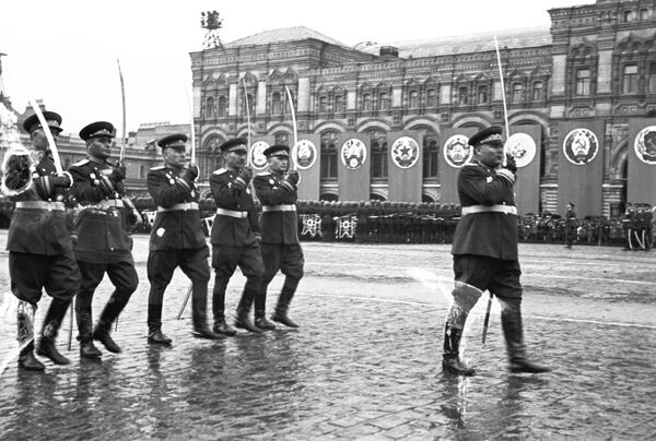 Maršal Sovjetskog Saveza Rodion Malinovski na čelu Drugog ukrajinskog fronta na Paradi pobede 24. juna 1945. - Sputnik Srbija
