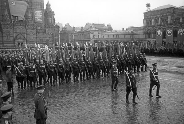 Свечани дефиле војника на Црвеном тргу у Москви у част победе над нацистичком Немачком - Sputnik Србија
