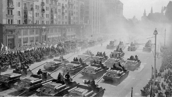 Један од главних делова параде био је пролазак војних возила Црвене армије. - Sputnik Србија