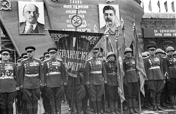 Komanda Prvog ukrajinskog fronta na Paradi pobede 24. juna 1945. Prvi sleva — maršal Ivan Konjev - Sputnik Srbija
