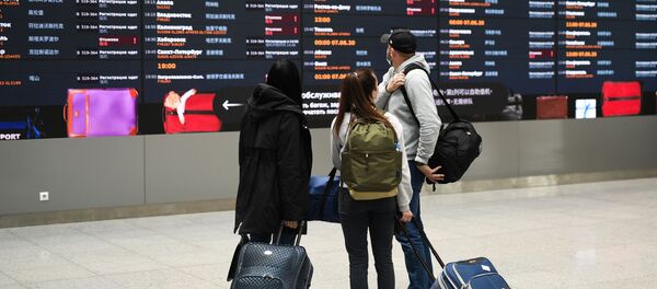 Путници на аеродрому у Москви Путници на аеродрому у Москви - Sputnik Србија