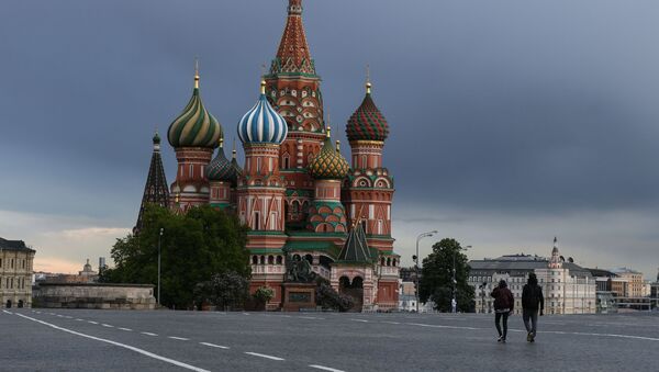 Пролазници на Црвеном тргу у Москви за време самоизолације због епидемије вируса корона - Sputnik Србија