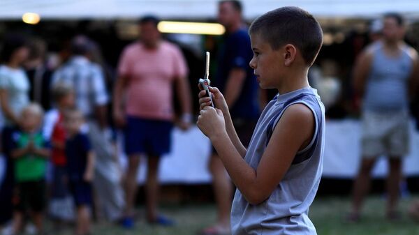 Dete i mobilni telefon - Sputnik Srbija