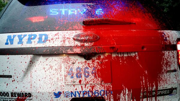 Policijsko vozilo u Njujorku poliveno crvenom farbom tokom protesta zbog smrti Džordža Flojda - Sputnik Srbija