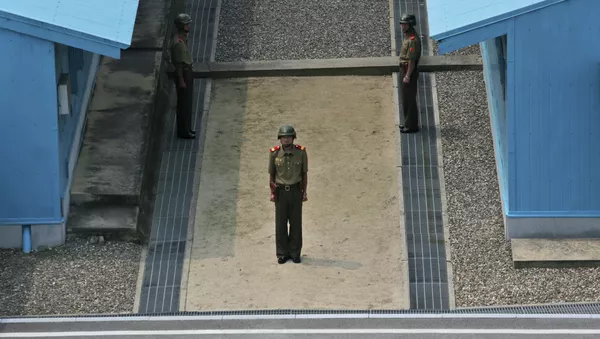 Severnokorejski vojnik stražari u pograničnom selu Panmundžom u demilitarizovanoj zoni u Severnoj Koreji - Sputnik Srbija