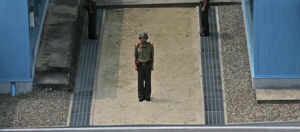 Севернокорејски војник стражари у пограничном селу Панмунџом у демилитаризованој зони у Северној Кореји - Sputnik Србија