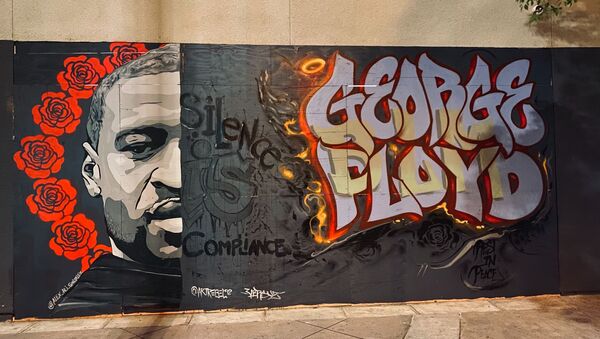 Mural u Berbanku posvećen Džordžu Flojdu, Afroamerikancu koji je ubijen tokom hapšenja - Sputnik Srbija