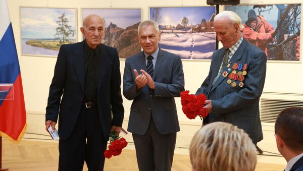 Ambasador Rusije Aleksandar Bocan-Harčenko sa ratnim veteranima - Sputnik Srbija