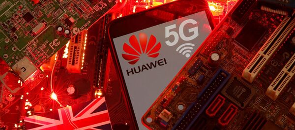 Britanska zastava i pametni telefon sa logotipom mreže Huavej i 5G na matičnoj ploči računara na ovoj slici ilustracije snimljenoj 29. januara 2020. - Sputnik Srbija
