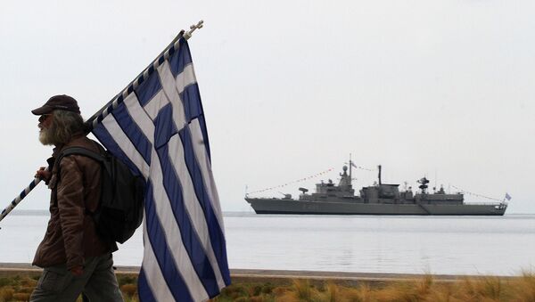 Човек носи заставу Грчке у заливу Термаикос у Солуну - Sputnik Србија