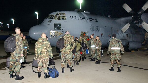 Pripadnici američkog ratnog vazduhoplovstva ukrcavaju se u vojni avion u vojnoj bazi Ramštajn u Nemačkoj - Sputnik Srbija