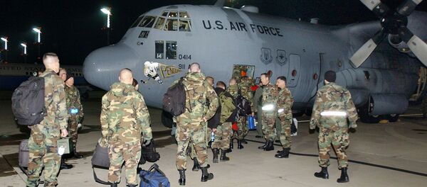Припадници америчког ратног ваздухопловства укрцавају се у војни авион у војној бази Рамштајн у Немачкој Припадници америчког ратног ваздухопловства укрцавају се у војни авион у војној бази Рамштајн у Немачкој - Sputnik Србија