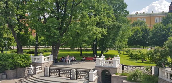 Крај самоизолације Московљана. Приоритети — природа, сунце, фризер, теретана... /фото/ Крај самоизолације Московљана. Приоритети — природа, сунце, фризер, теретана... /фото/ - Sputnik Србија
